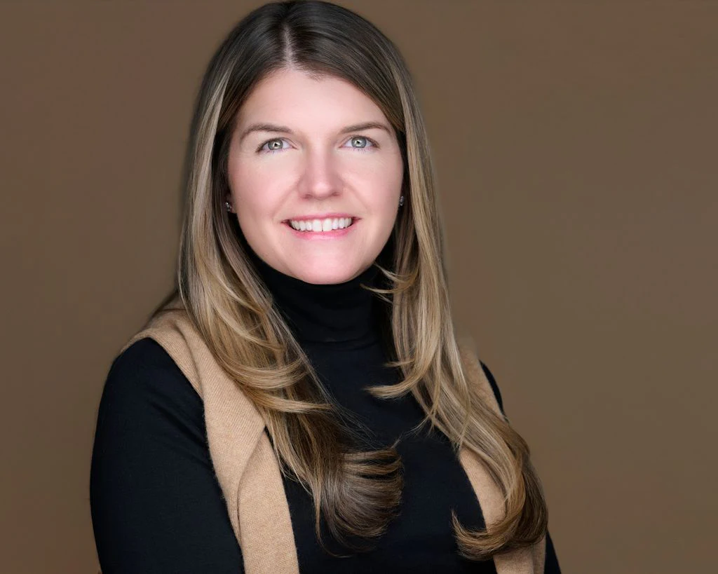 Professional business headshot of a woman in the HeadshotsNEO studio